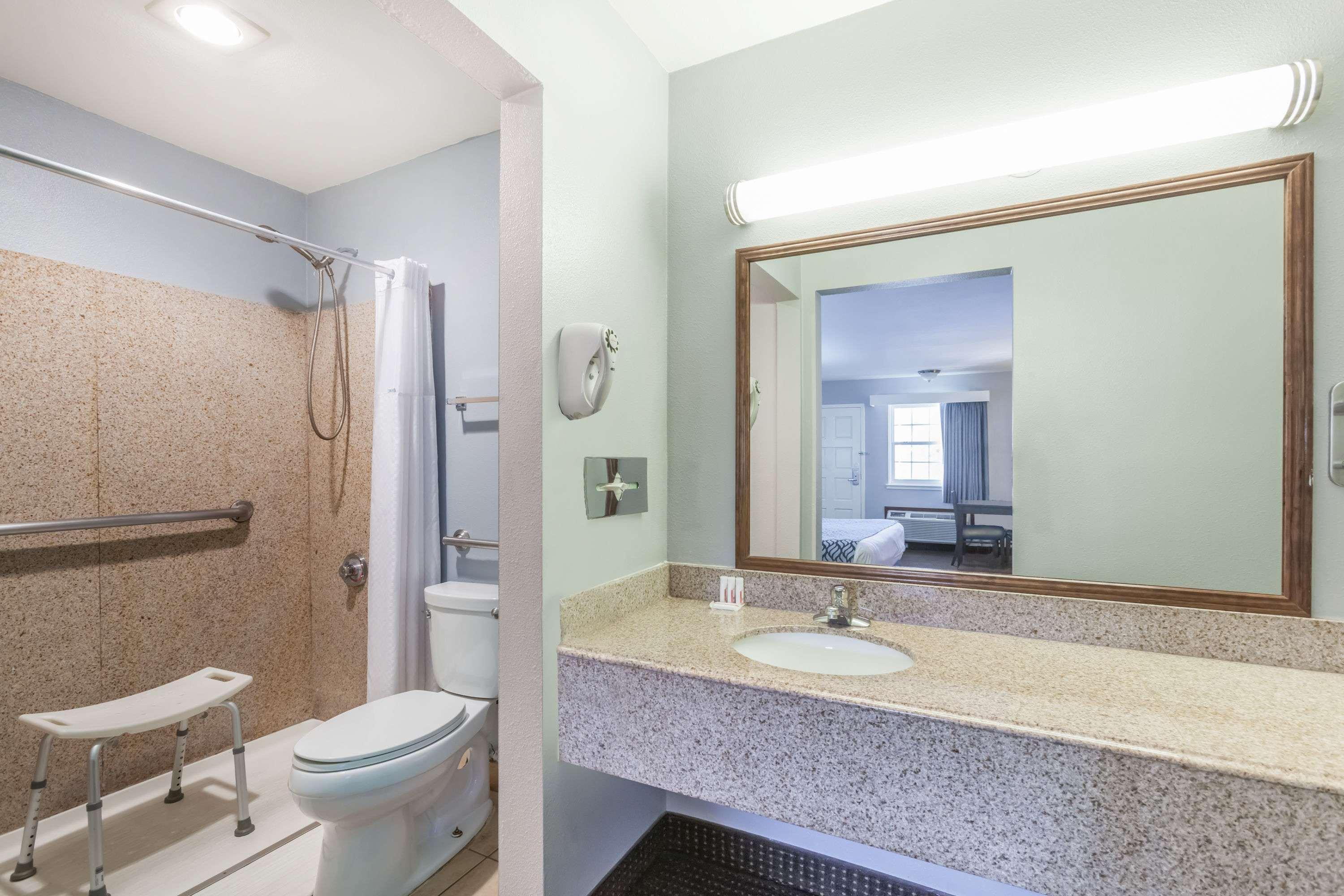 Days By Wyndham Austin/university/downtown Hotel
