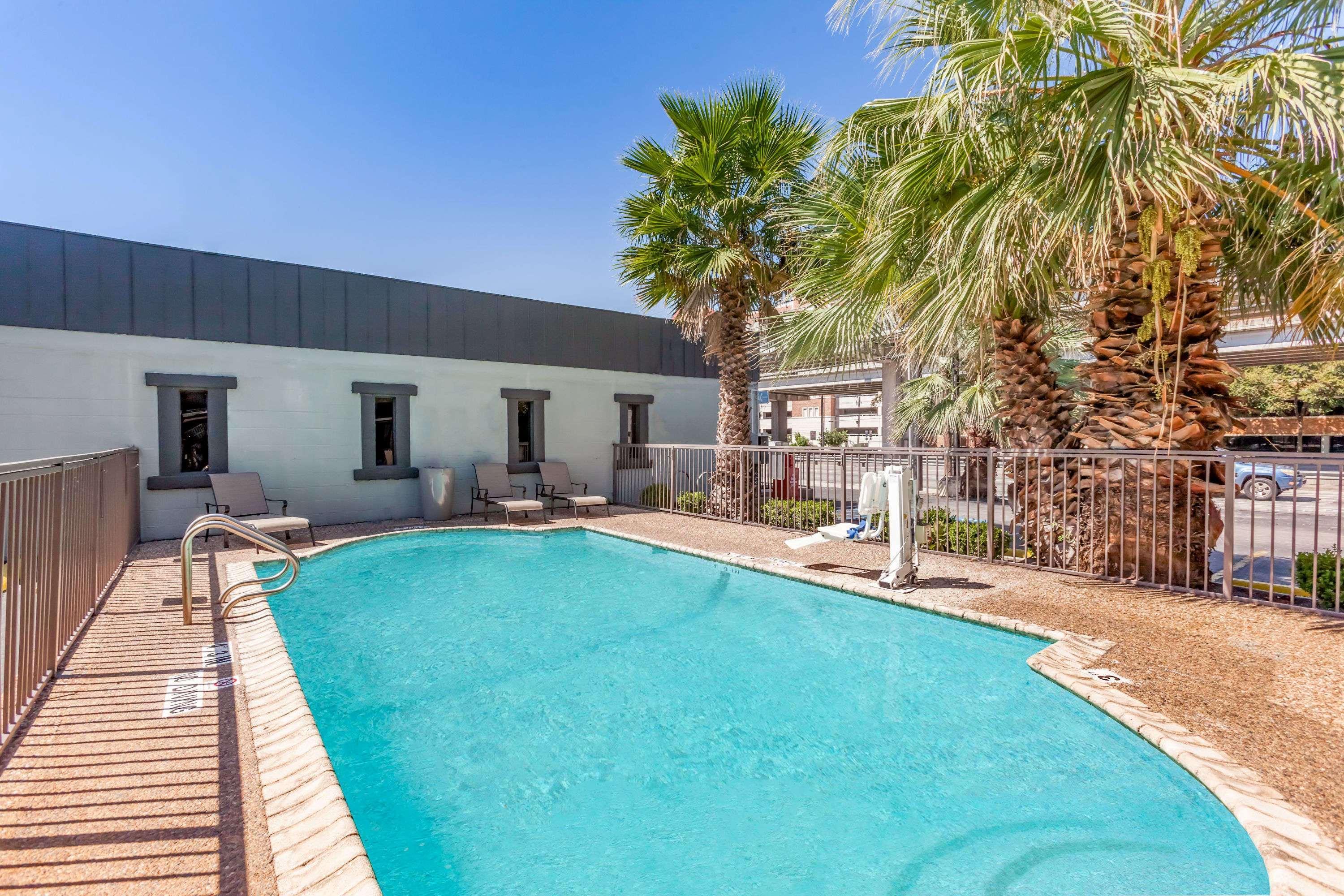 Days By Wyndham Austin/university/downtown Hotel 2*