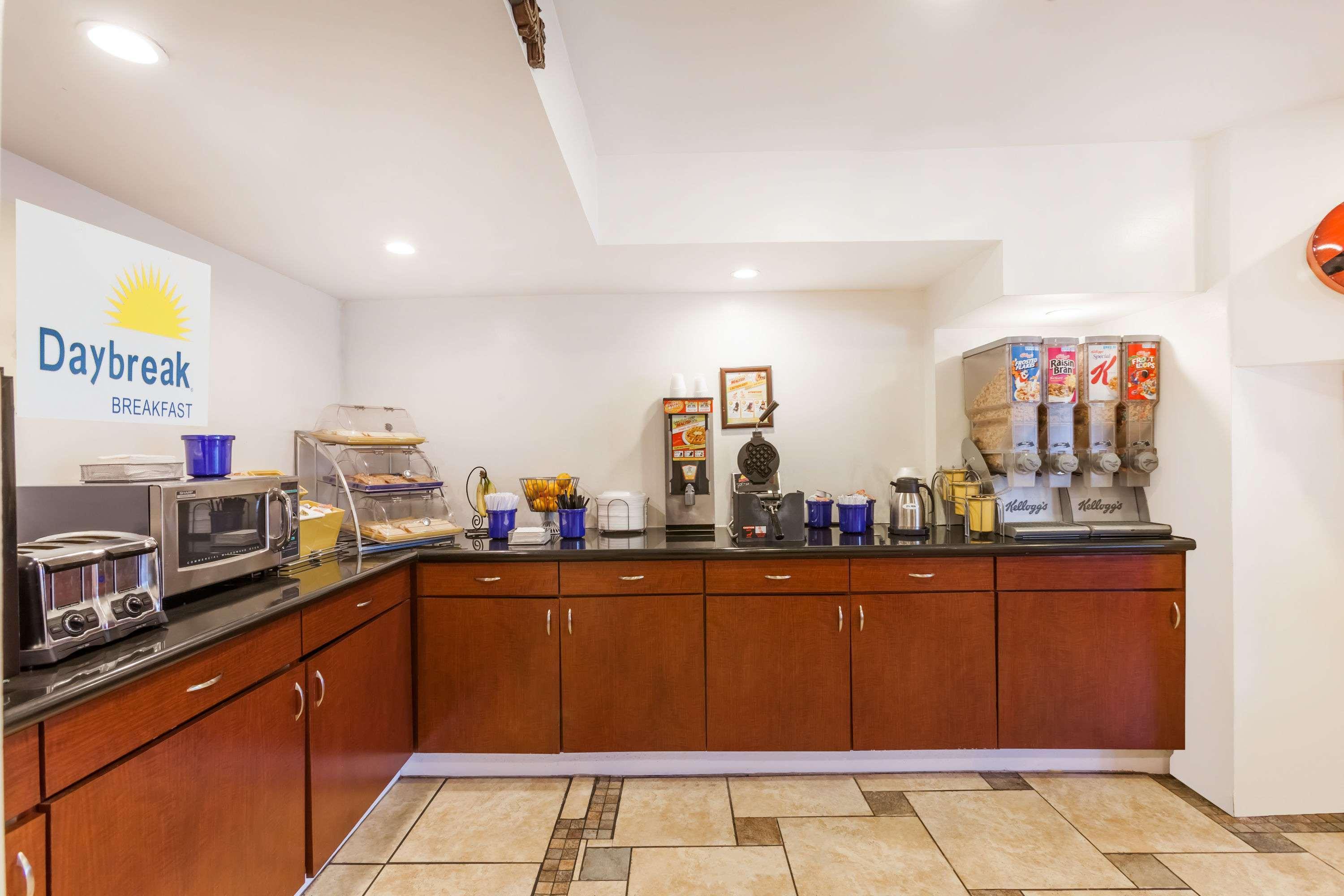 Days By Wyndham Austin/university/downtown Hotel