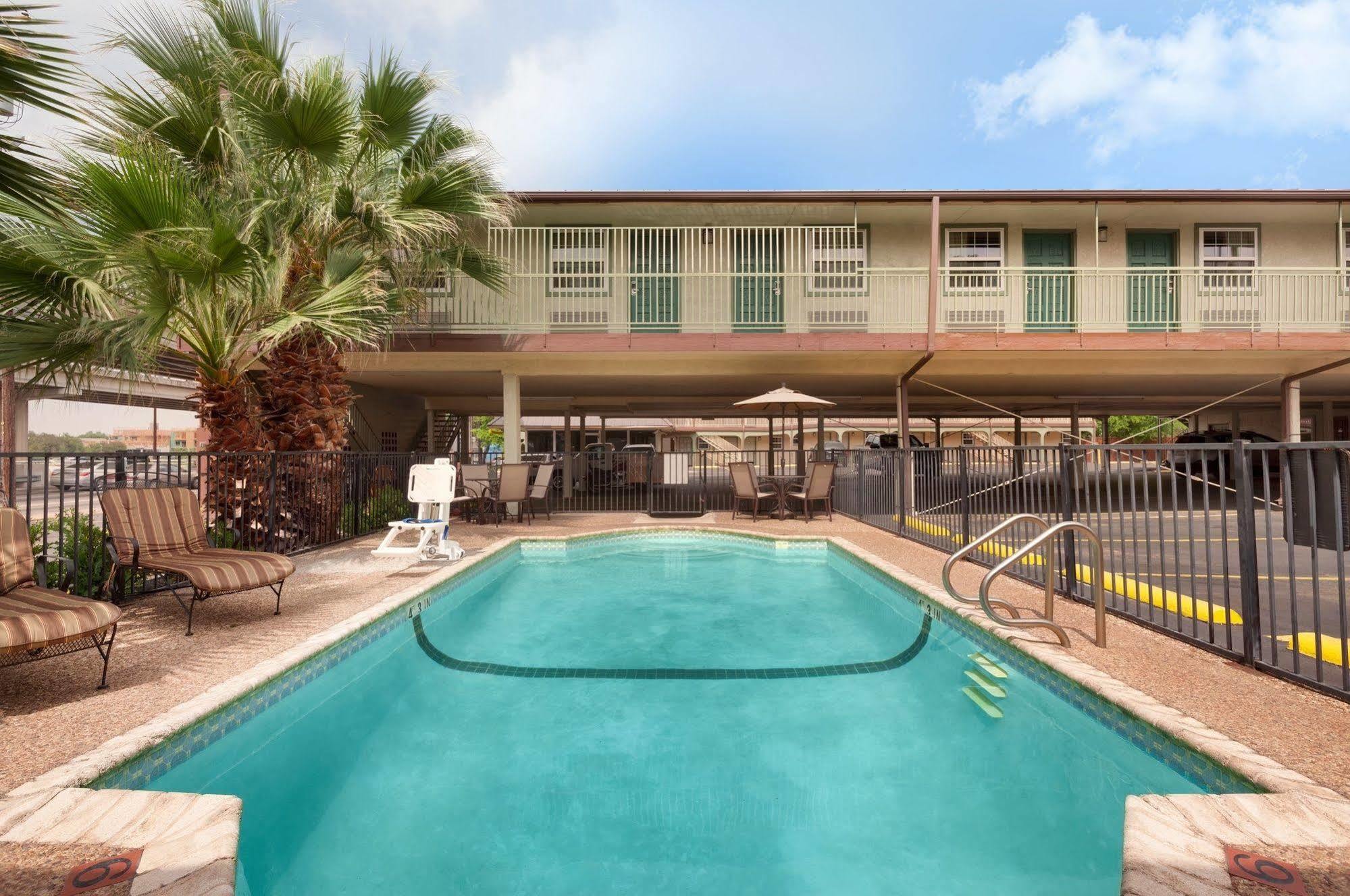 Hotel Days By Wyndham Austin/university/downtown Austin