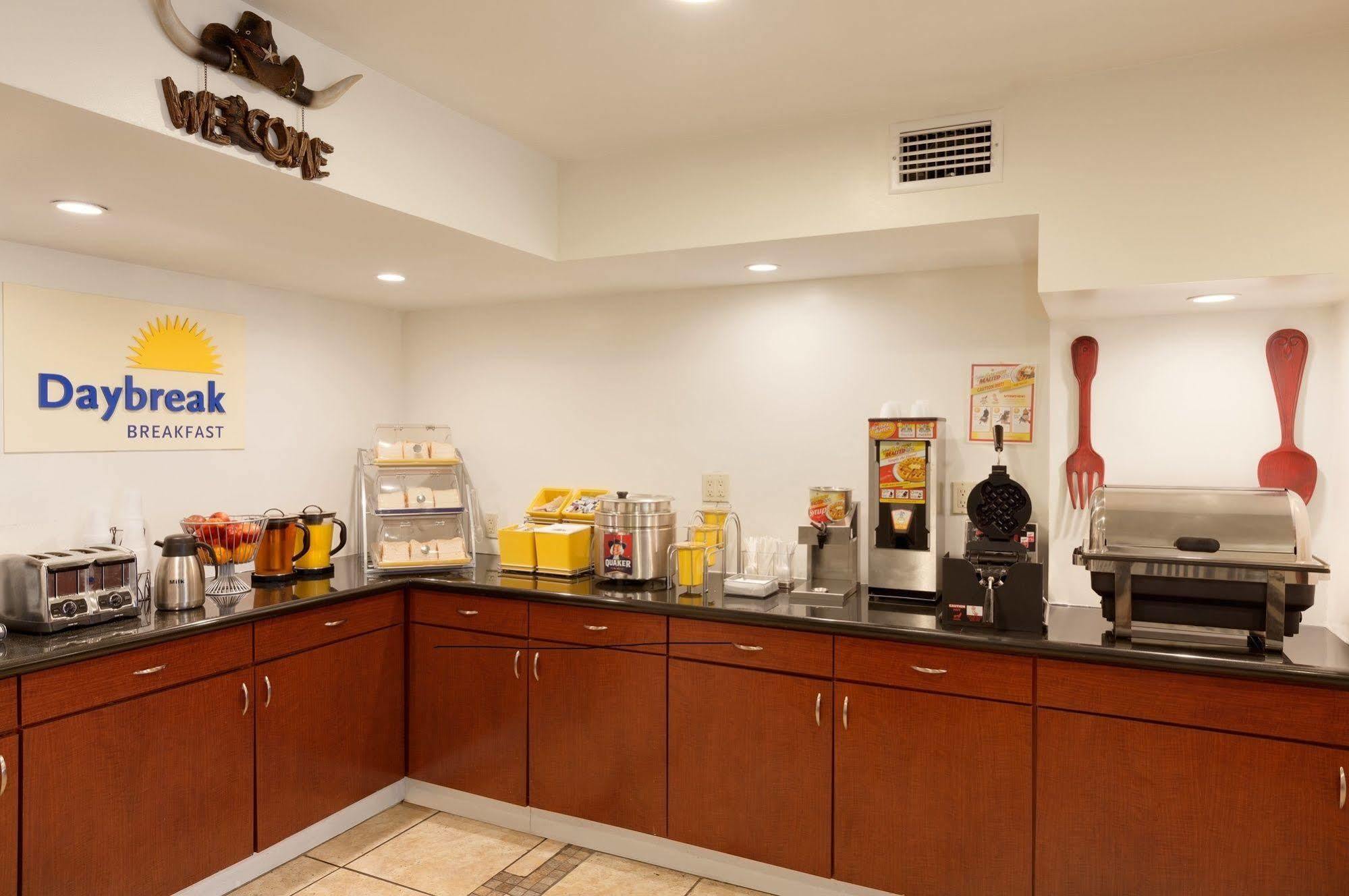 Days By Wyndham Austin/university/downtown Hotel 2*